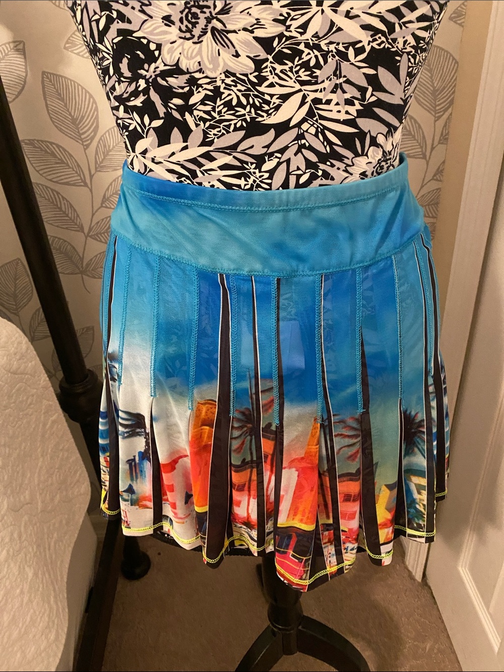 Lucky in Love Sheer pleated performance skirt featuring a Beach Postcard print - Picture 4 of 8